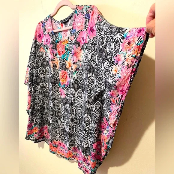 Tolani Collection Black/Pink Floral Boho Geometric Tunic/Poncho. Rayon. Size LP - Picture 3 of 8